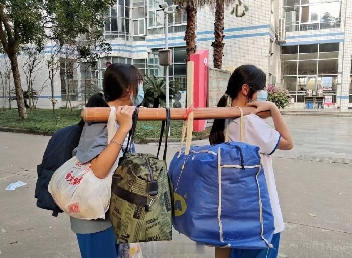 女子本弱，离校则刚🤣👌​​​离校有的是力气和手段​​​