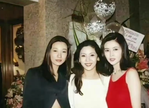 向太年轻的时候太漂亮了跟关之琳站一块儿，颜值一点不输！​​​