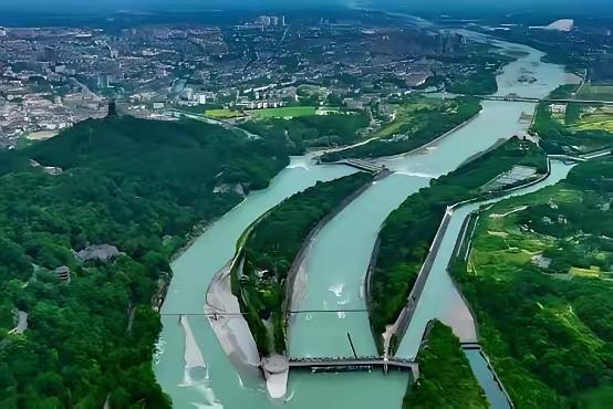 我突然懂了，为什么一定要请马克龙看都江堰！​表面看，这是一处两千年的风景。但