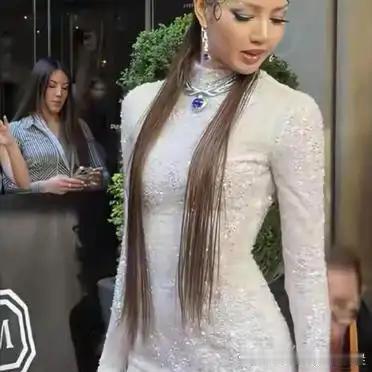 Lisa头发都快掉光了，果然富豪的圈子也不好混啊