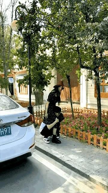 “背得动吗？”“当然！”话音没落，丈夫左脚一滑，两人直挺挺砸向地板。妻子手肘青紫