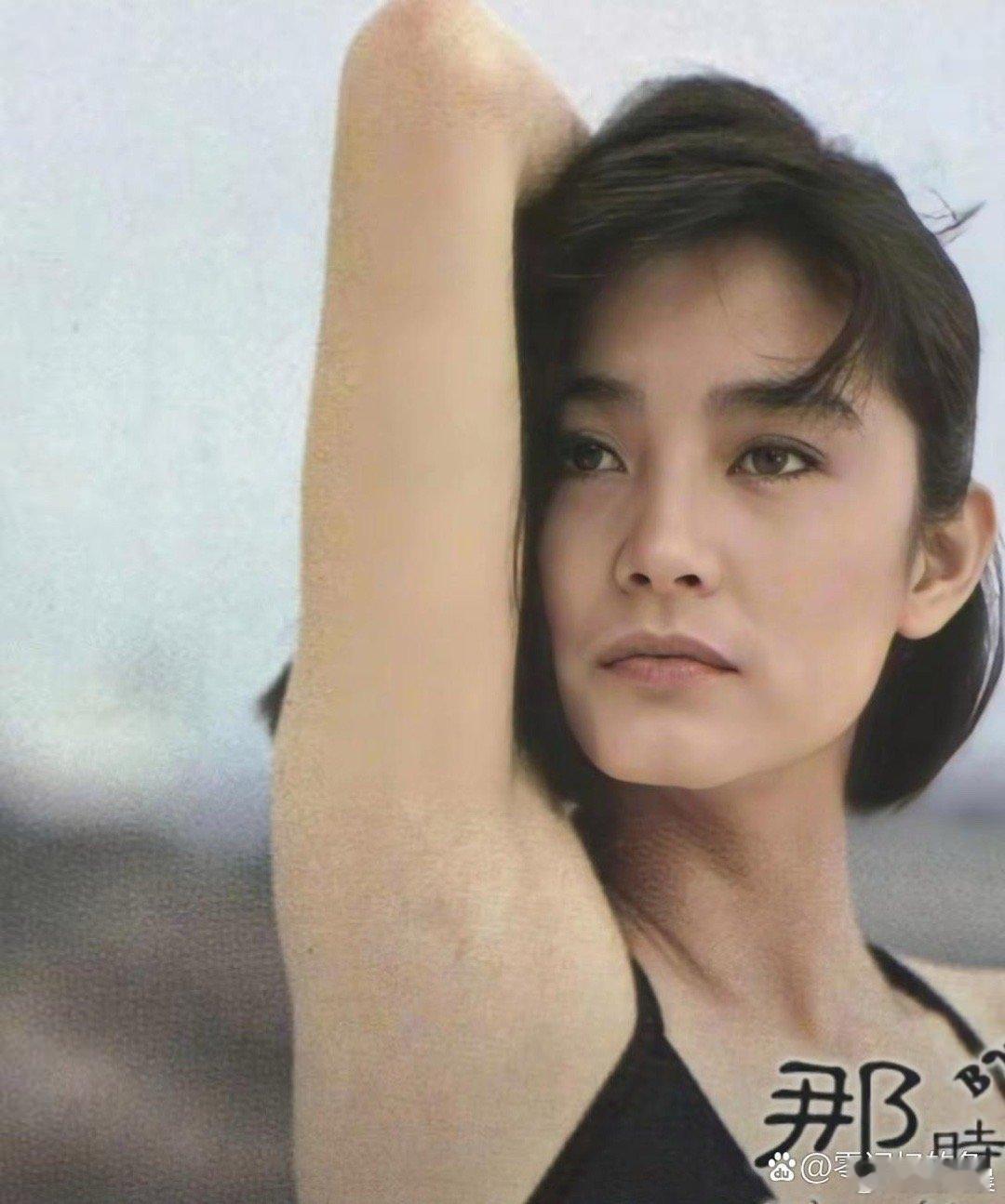 30岁的林青霞真的美到封神，眉眼间都是风华，大气又惊艳，一眼万年