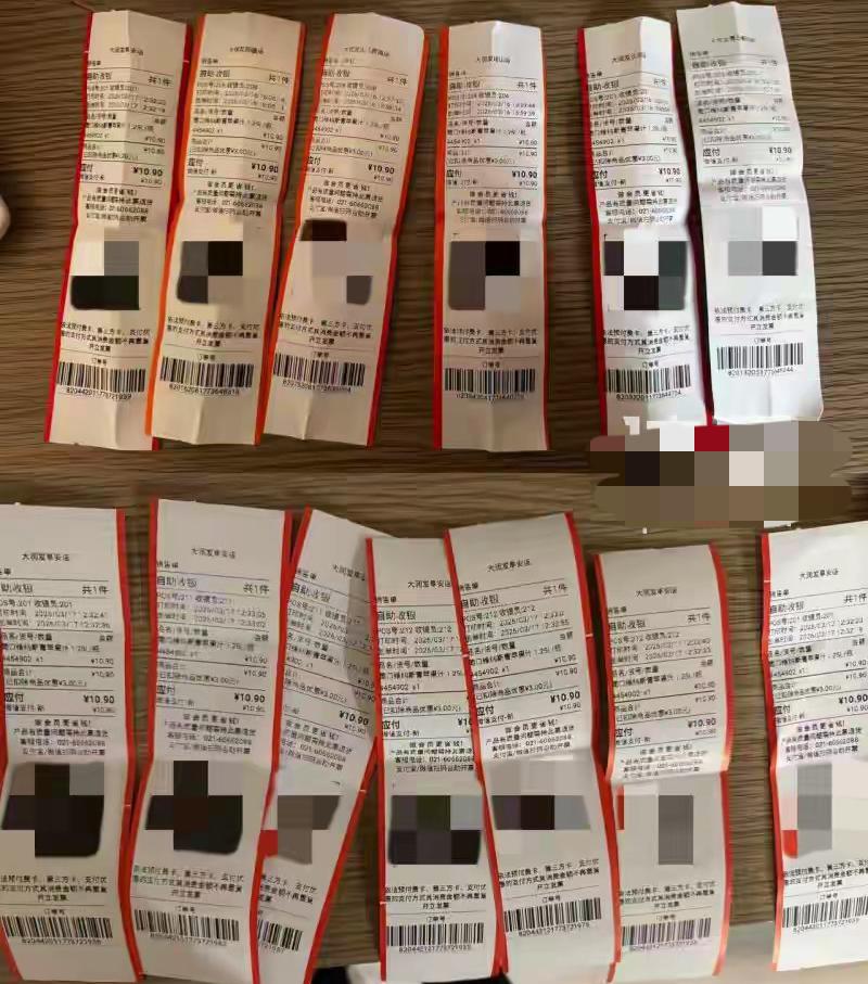 真离谱！山东青岛，郝先生偶然发现自己买的苹果汁里有疑似铁渣，于是他又买了同批次产