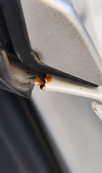 比亚迪车门生锈2023年一月的宋pro，车门竟然生锈了，今天洗车才发现。跑偏，