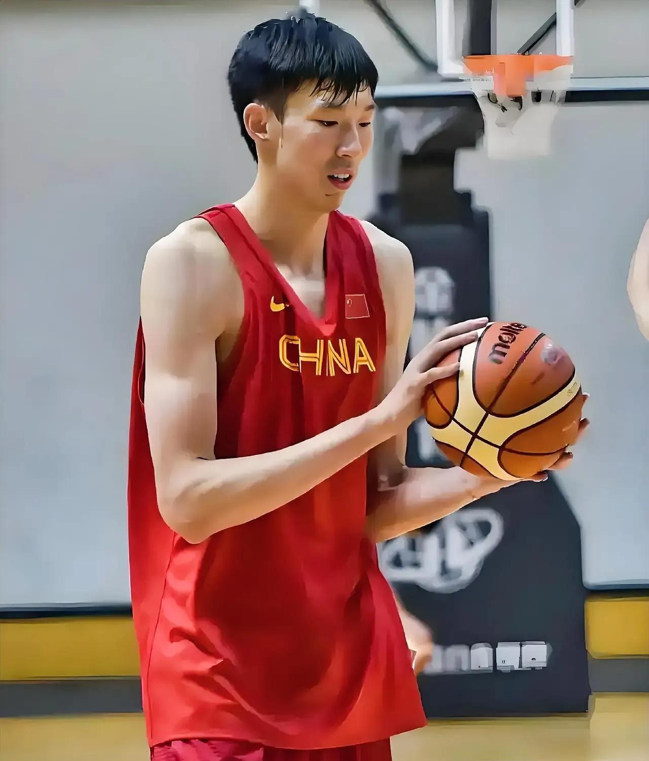 周琦今天飞抵沙特！周琦真是个奇人！人家打CBA都能戴着护目镜上去砍瓜切菜，到了