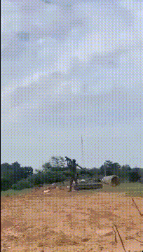 当地时间12月10日开始，柬埔寨武装部队士兵在前线使用中国生产的前卫-1单兵防空