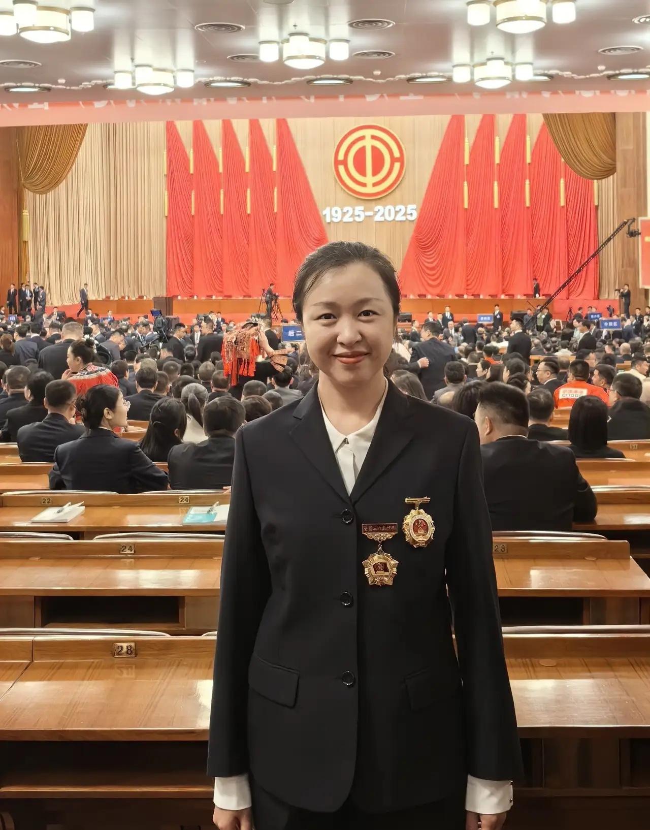 看完今年五一劳模名单，我真的憋不住了！每年五一评劳模，总能戳中大众的情绪点。今