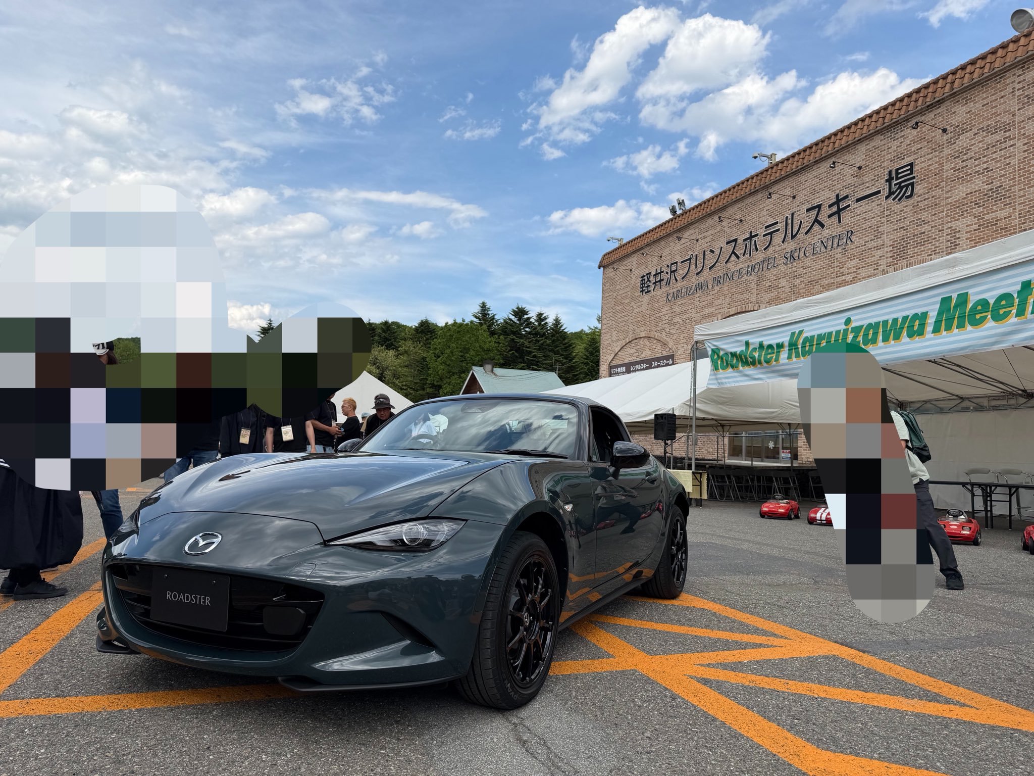 马自达MX-5ND发布新车色，叫锌绿金属色绿色车漆中添加了蓝色金属薄片，光线下