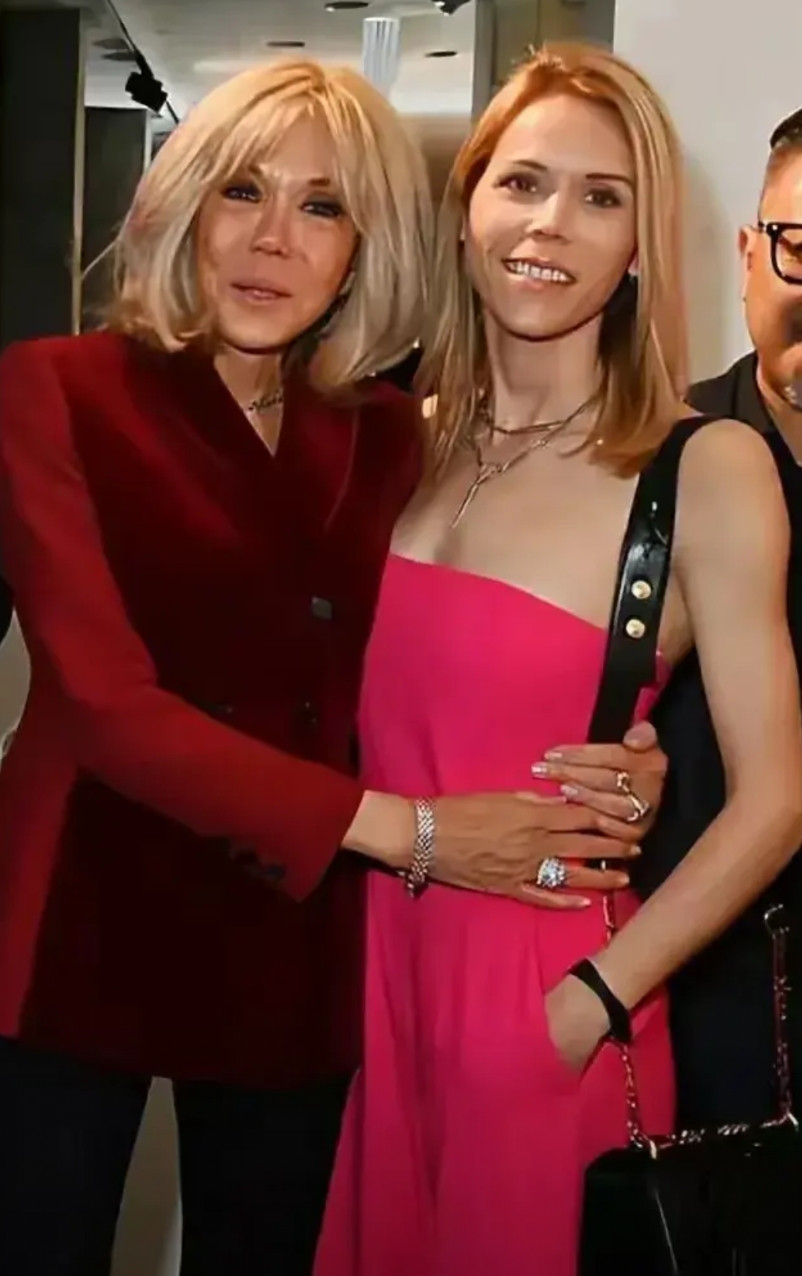 这是法国总统的夫人布丽吉特与她女儿的合影！母女长的挺像，看来基因还是很强大的！不