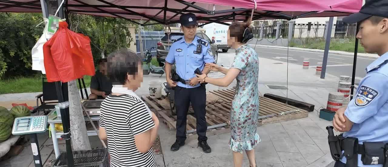 8月27日，安徽省，淮北市，濉溪县特巡警支队接到报警电话，一名女子买的西瓜存在质