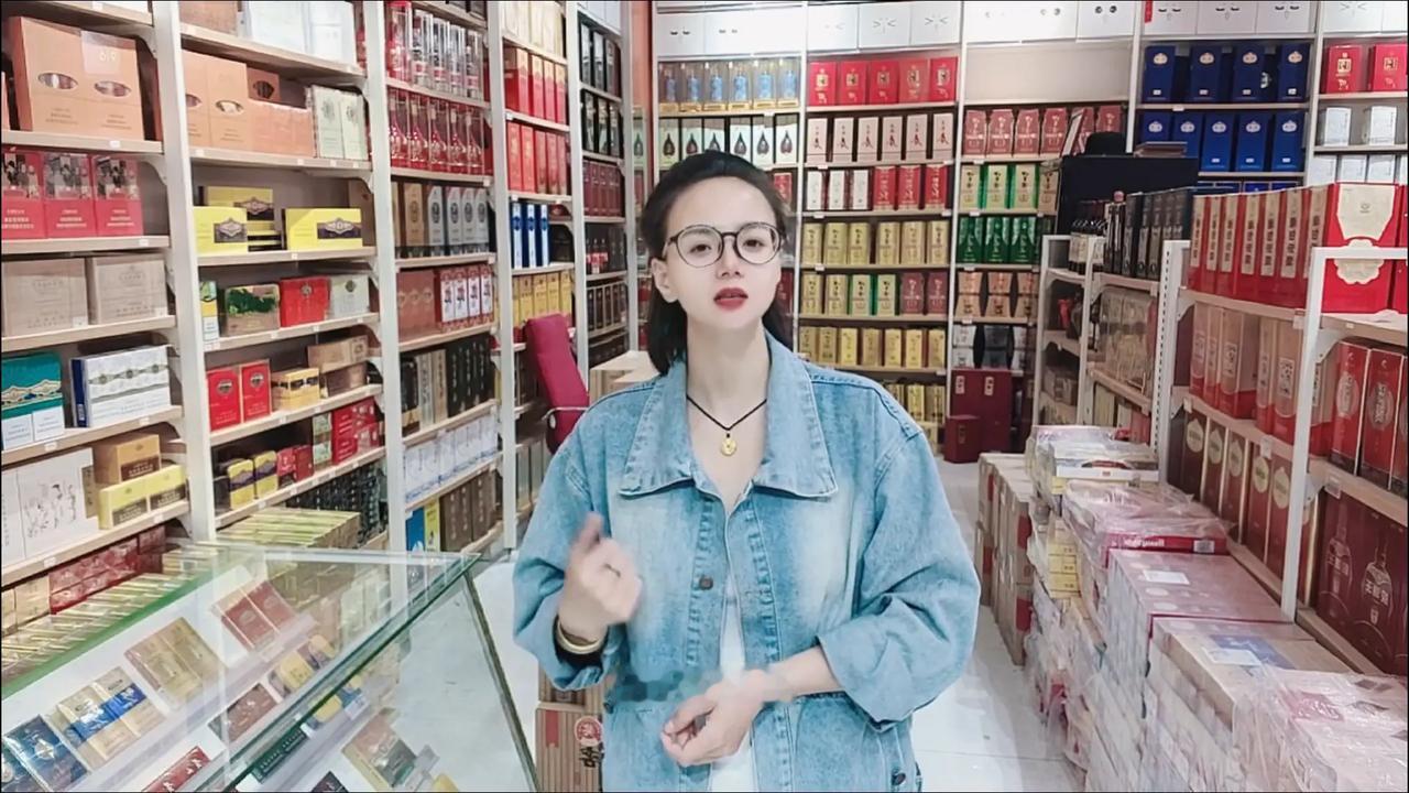 近期上海、浙江两地率先传出软中华停投3个月的消息，整个烟草零售圈瞬间炸开锅。不少