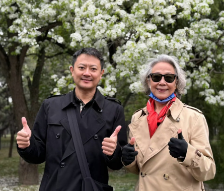 印小天晒出陪妈妈逛公园的照片，母子俩一起逛了北京的玉渊潭公园和天坛公园照片中的