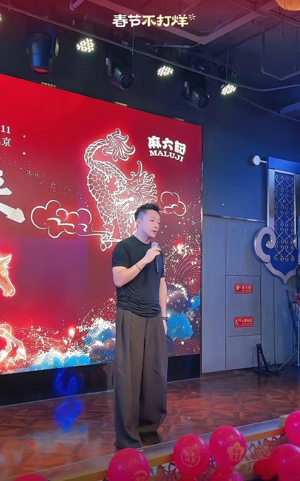 真的看不下去了！年会上洋总当场点名汪小菲：要尊重张兰，懂ni妈的苦心！汪小菲满脸