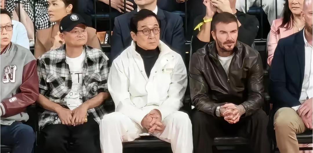 这座位是贴了名字，还是随便坐的？三位大佬最后一谦让，成龙坐在了C位，吸引了最多的
