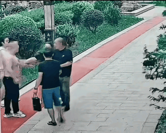 老百姓没事尽量不要招惹那些光着膀子剃着板寸的人，不是黑社会就是地赖子，这父俩根本