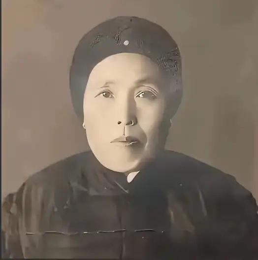 1891年，16岁的张作霖落难乞讨，孙寡妇看中了他，解开衣扣，掏出一块腰牌给他：