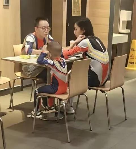 为了陪孩子父母也是豁出去了[捂脸哭][捂脸哭]