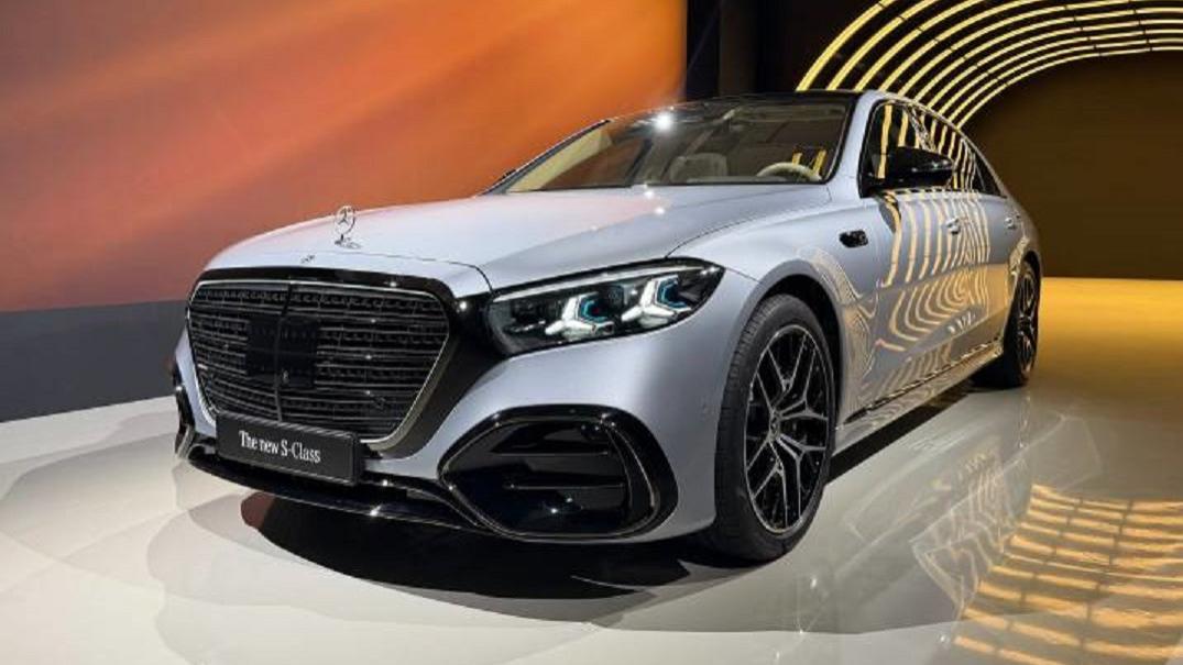 奔驰S级震撼亮相！全新前脸+满屏布局，科技感爆棚