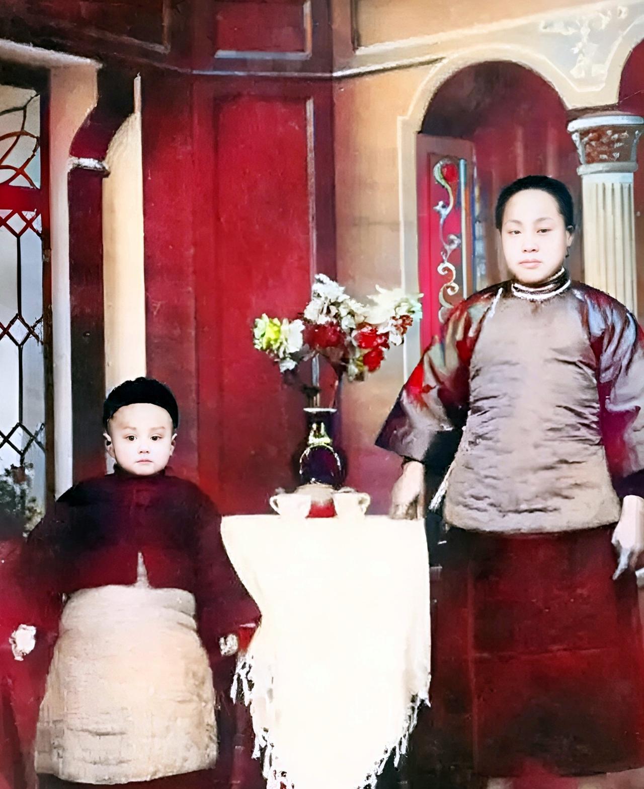 这是杨振宁四五岁时与母亲罗孟华在一家照相馆留影。这一年，杨振宁的父亲杨武之出国留