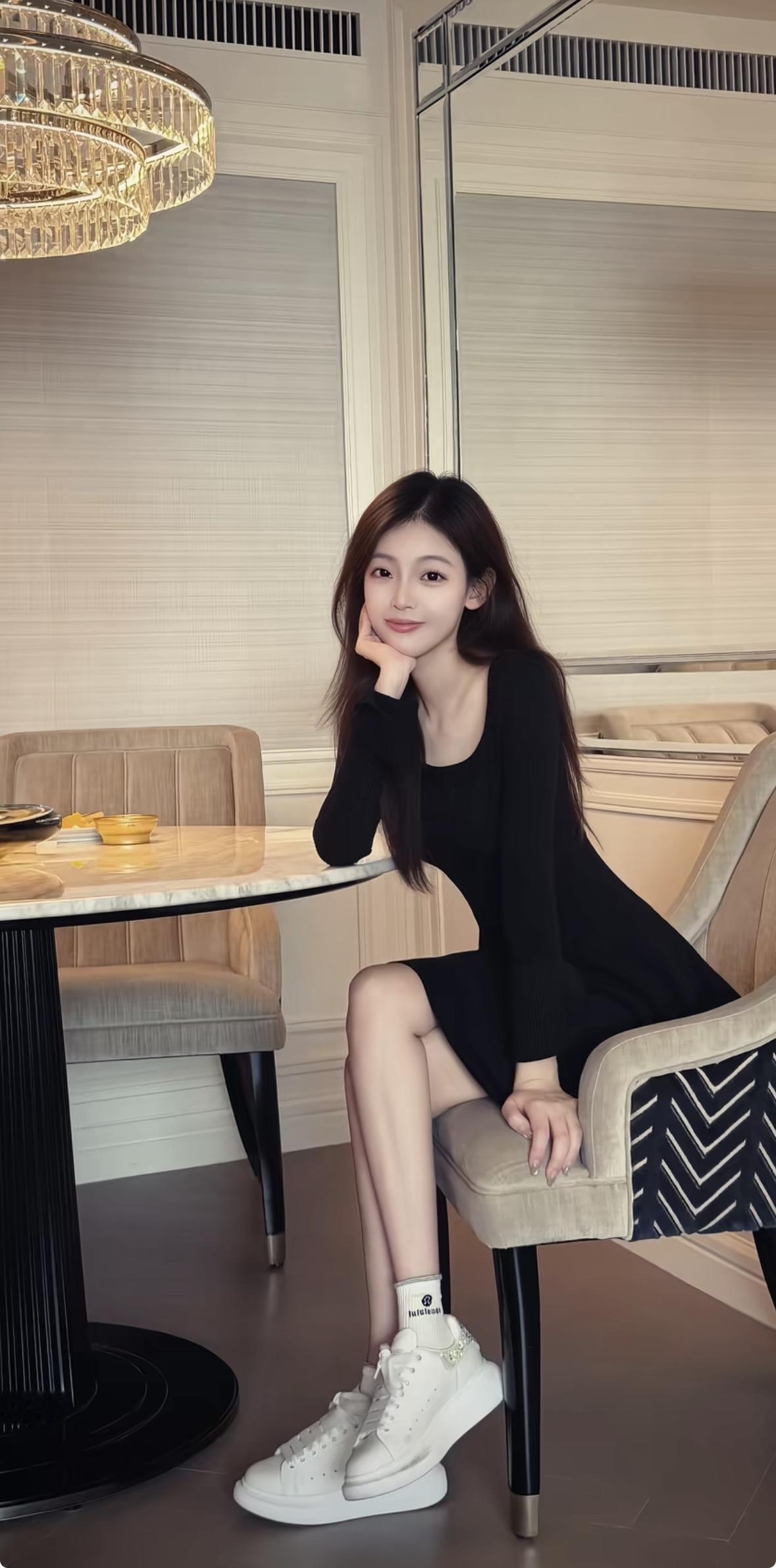 优雅黑裙简直是时尚界的经典神器，穿上它瞬间开启精致生活。我有一条小黑裙，剪裁简洁