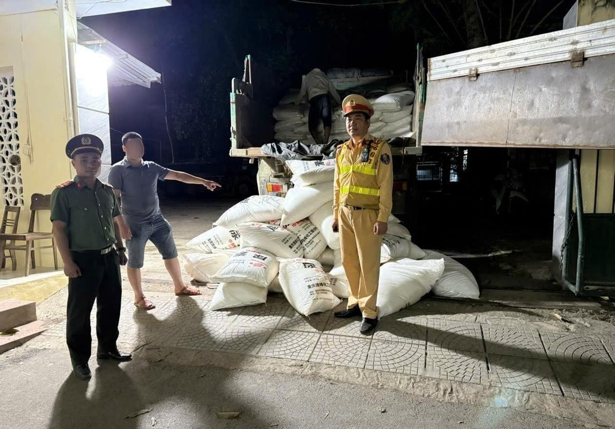 4月23日，越南高平省保乐乡的边境线上，一辆挂着中国牌照的重型货车被紧急拦停。