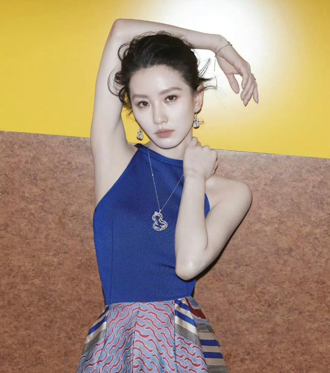 刘诗诗这个身段是真的好。天鹅颈、细高个，无论什么姿势摆出来，就跟模特一样。听