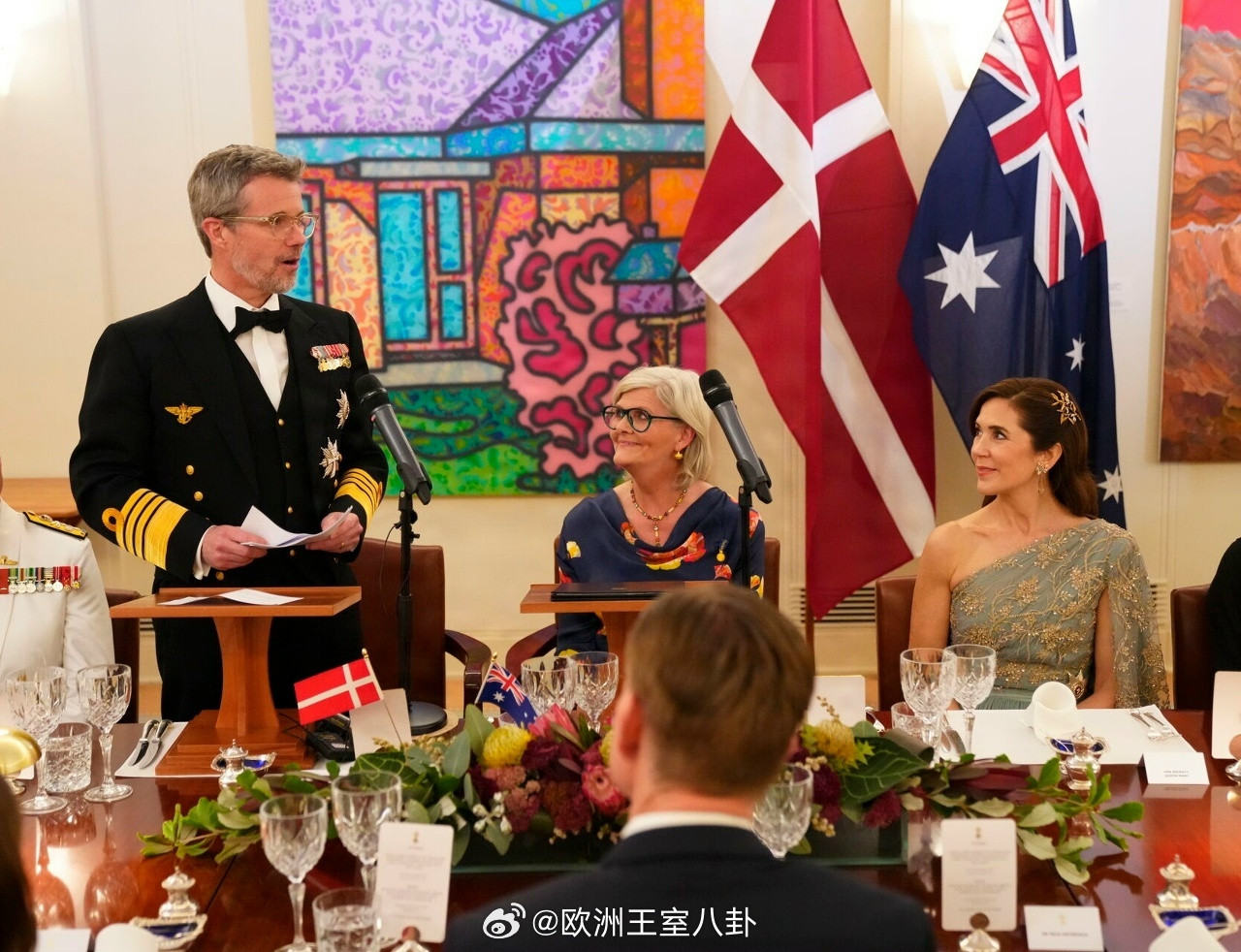 3.15丹麦国事访问澳大利亚，行程比较繁忙：起早去乌鲁鲁看日出。坐飞机到坎贝拉