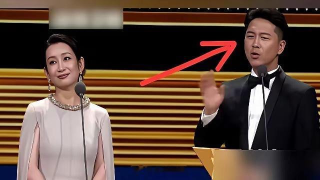秦海璐念错提名名单，全场空气都冻住了，王雷一句话给救回来了。他慢悠悠补了句：“再