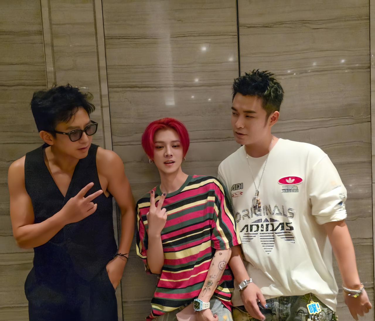 鹿晗太瘦了！男人还是长胖点儿好[微笑]