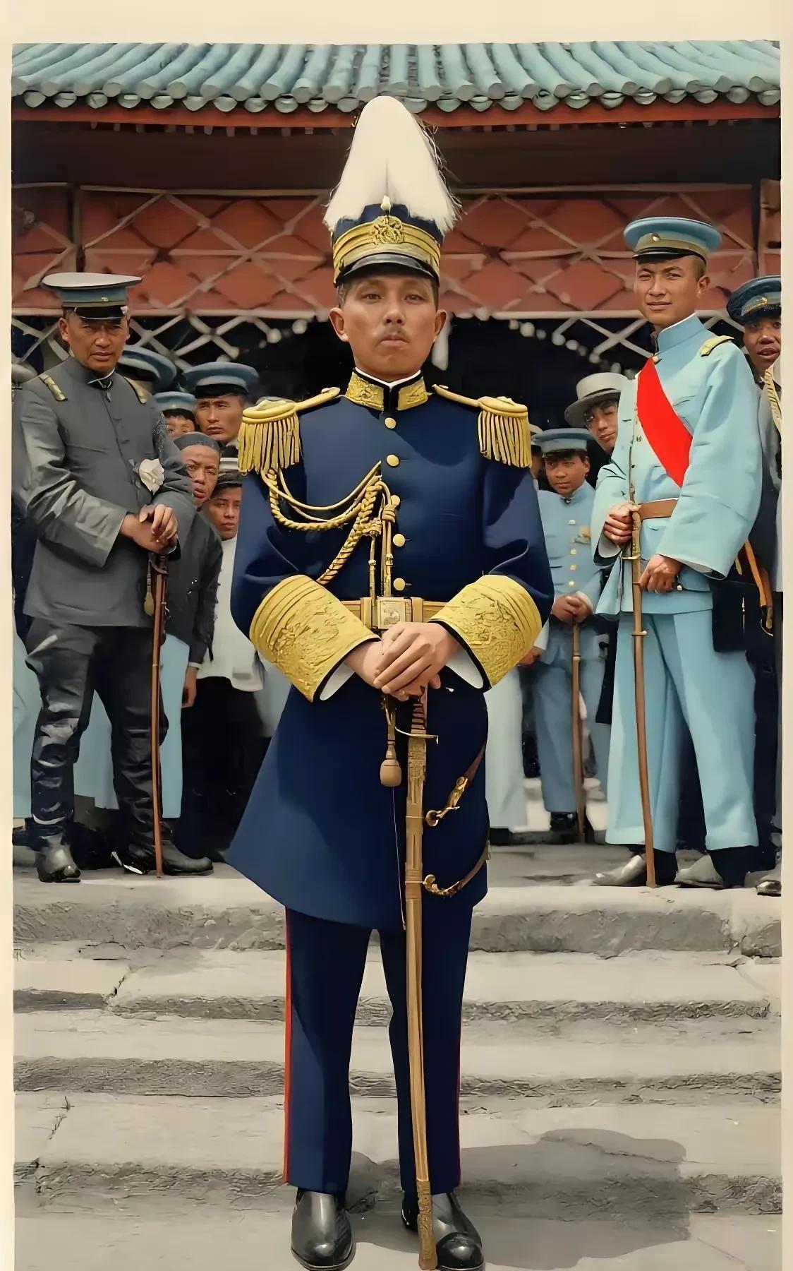 民国时期，最搞笑的当属四川军阀无疑，看看照片中的杨森，一身讲究的穿着，带流苏肩章