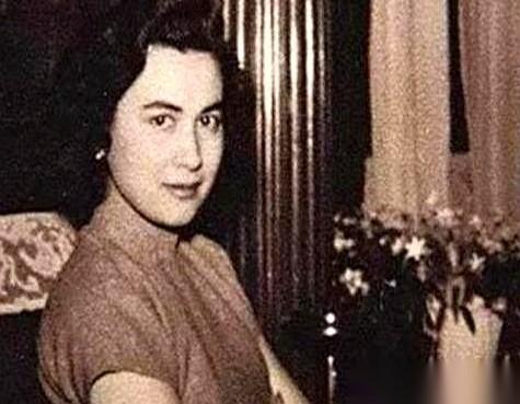 深夜，病房里只有呼吸机在响。黎婉华枯瘦的手，一把拽住何鸿燊的衣袖，声音打着颤：“