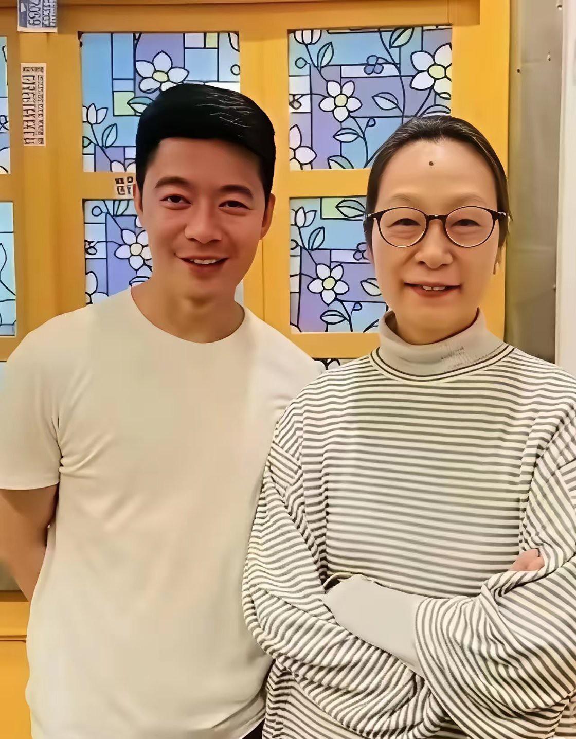 奚美娟独自抚养多年的儿子长大了，现在已经小有名气。母子俩眉眼间惊人的相似，奚