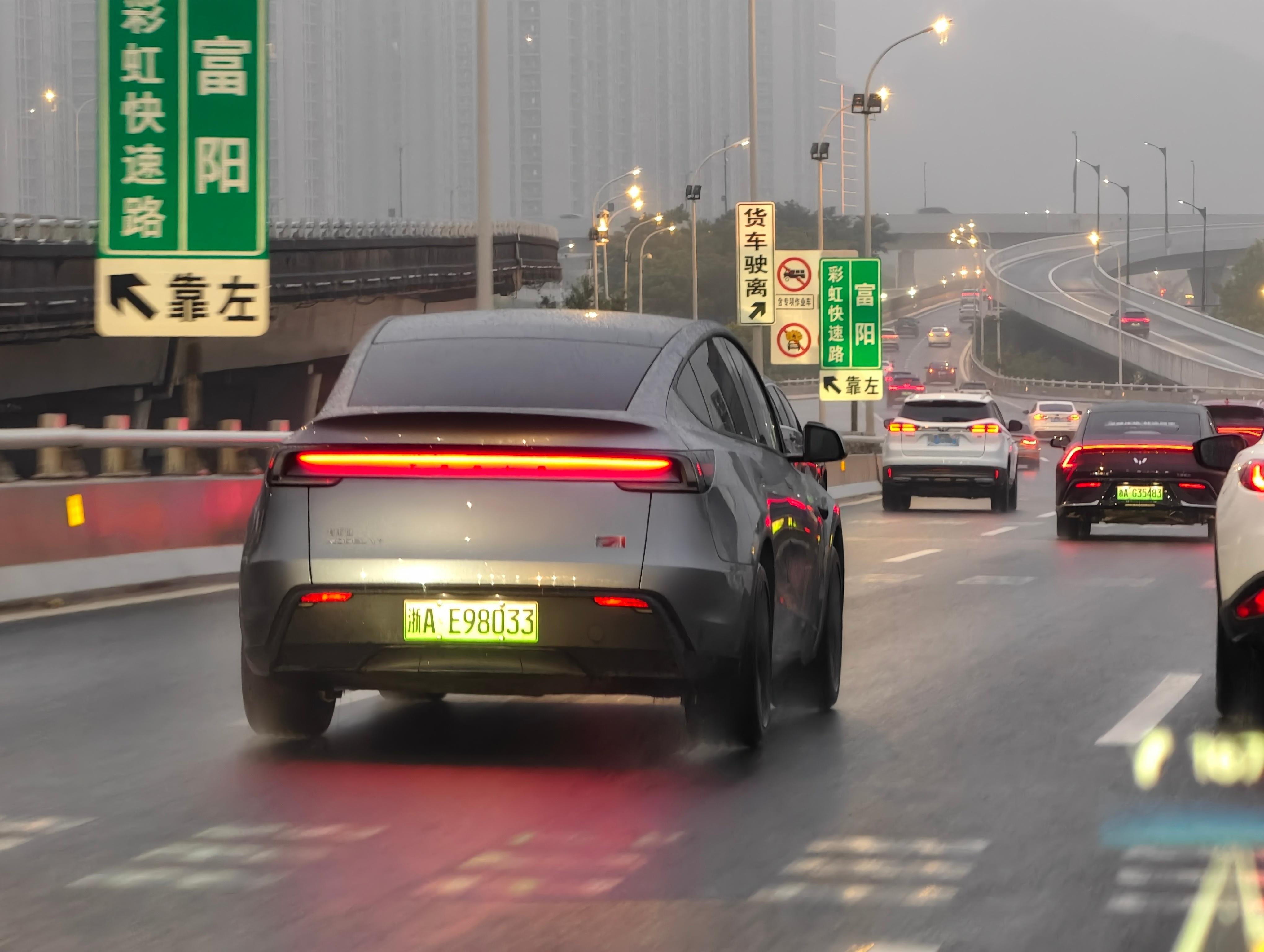 特斯拉焕新款ModelY最喜欢的颜色：银色，太帅了，未来科技感。​​​