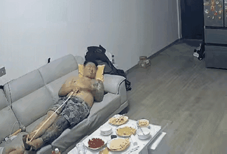 我有一个疑问❓就是这样一位纹了半边身体的精神小伙儿是怎么样找到老婆的？只见他