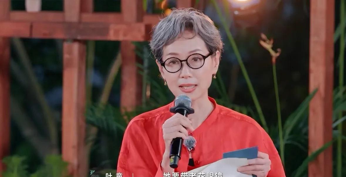 叶童当众说，侯佩岑无法遮掩叶童深情的说“侯佩岑在团车上说，自己过了四十岁之后，