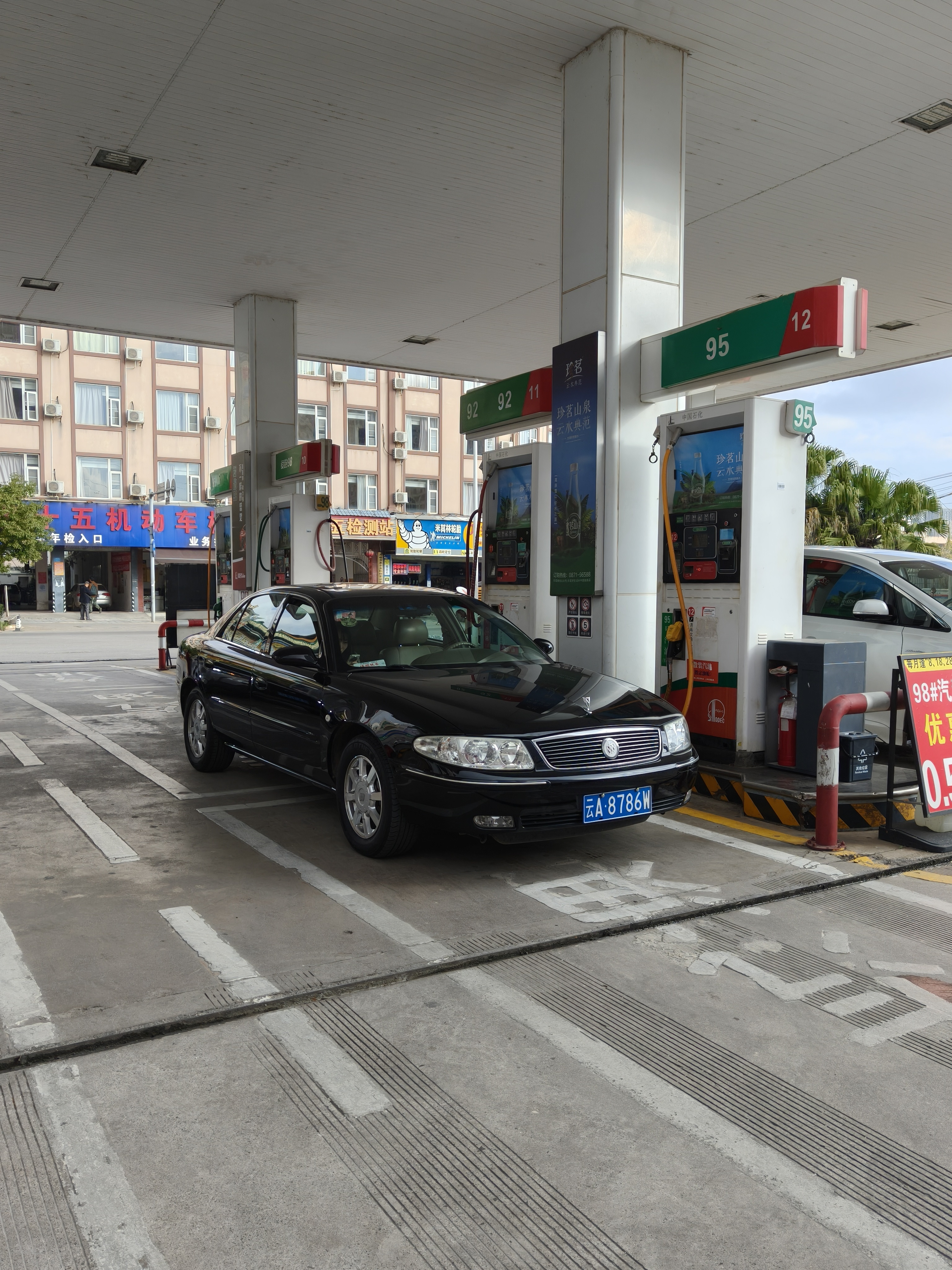 加满油，到达大理，这个季节简直完美，昆楚大高速路况太好了，现在从昆明到大理开车也