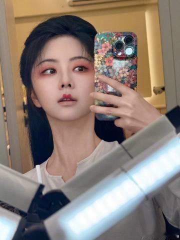 谭松韵兰香如故戏曲妆造路透屏幕外的我又一次被谭松韵圈粉了，怎么可以有人和戏曲创