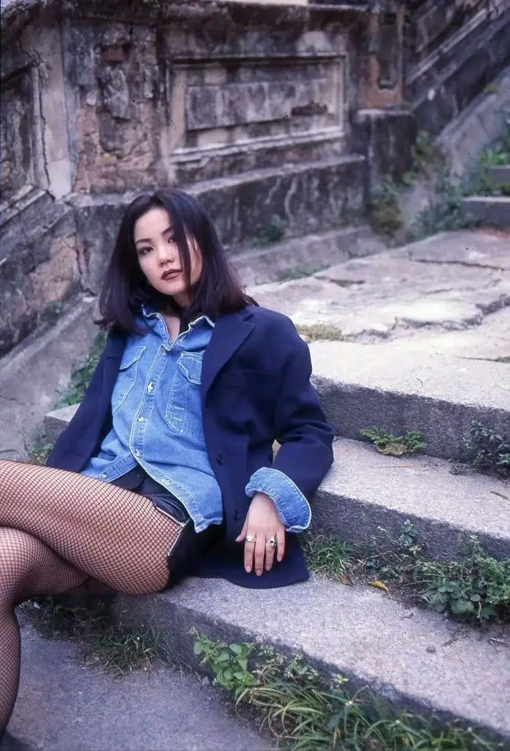 也怪不得19岁的谢霆锋会爱上30岁的王菲，这颜值跟身材可以吊打很多的明星了。