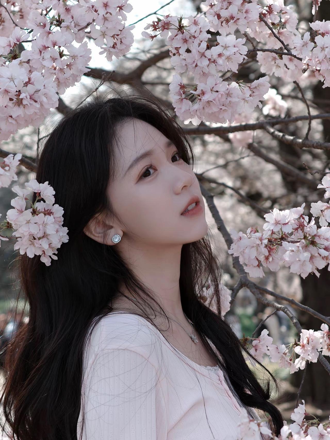 一眼沦陷桃花眼，花丛树下有幸遇见