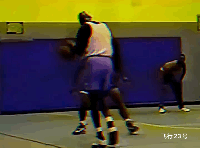 乔丹跟詹姆斯打业余比赛！图1:乔丹可不怕一群光膀子的，左右变向过人，直接突破篮