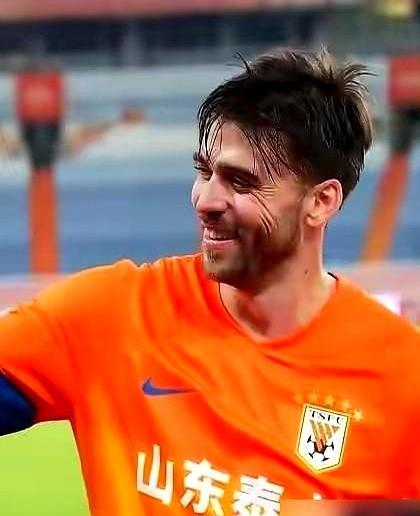 山东泰山这三杆洋枪，越磨越亮！想当年佩莱、费莱尼的双塔往禁区一站，格德斯边路