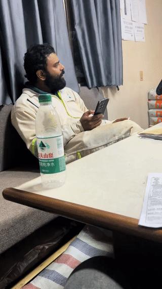 和印度人在一起工作是一种什么样的感觉？这是一名男子和他的两名印度同事坐在一起休