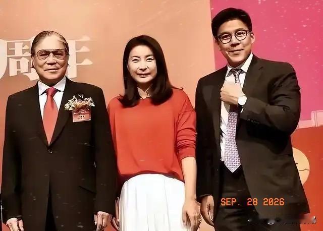 79岁百亿富豪霍震霆，周末去儿子家吃饭，进门后第一件事就是掏出手机放在了门口
