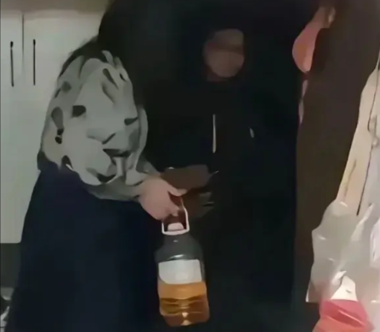 南京红男让千余名男人沦陷，说明几个问题：1.消费降级厉害，一袋米一桶油一箱牛奶