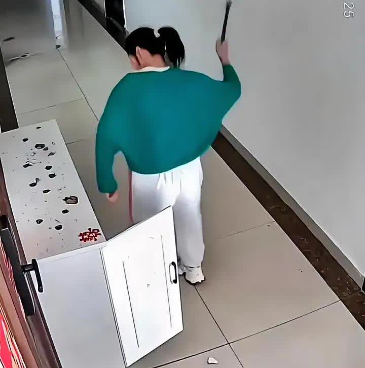 邻居在走廊装鞋柜，被对门女子砸个稀巴烂，好好的邻里关系，就这样闹僵了。近