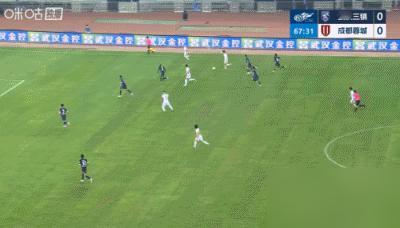 一脚解围闷自家门柱，转身又在禁区里把人拉倒，武汉三镇这名后卫，你知道他把球队坑得