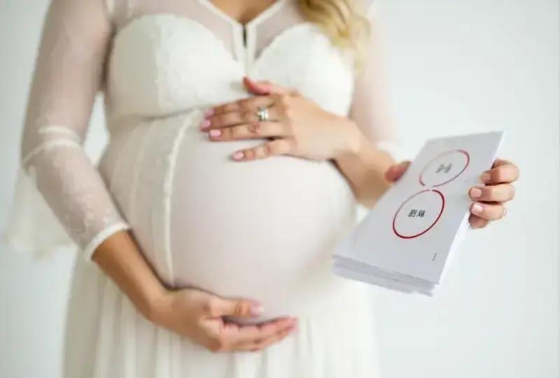 三年前发现老婆跟同事暧昧，我当天就拉她去民政局，签字盖章，拎包走人。辞了写字楼