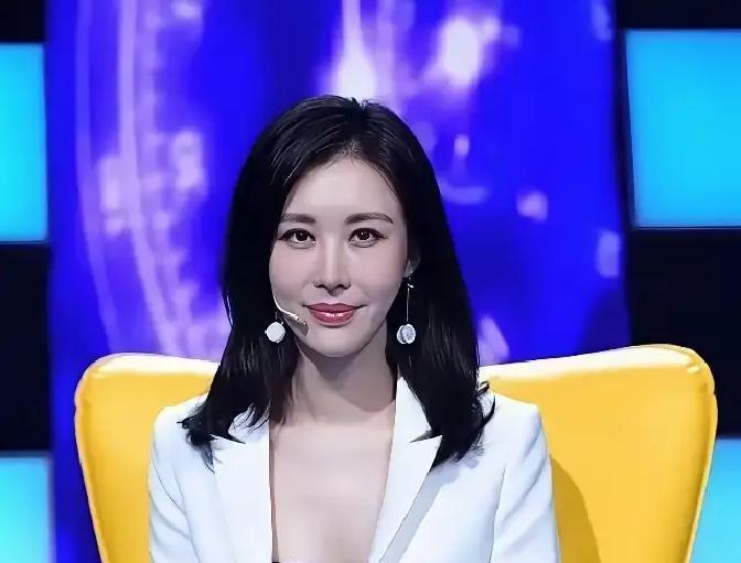 嫁入豪门后，她让丈夫穿她的旧T恤去开会。不是征服，是驯化。媒体拍到的画面里，