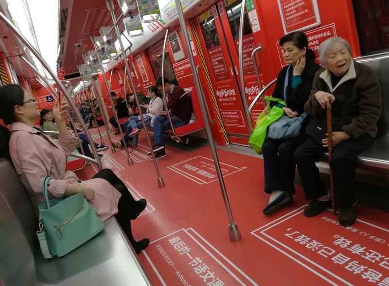 2月26日，浙江杭州地铁车厢里发生了超有爱的一幕。一个小男孩和妈妈走散，满脸泪痕