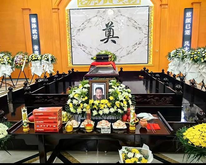 杨少华老爷子去世，灵堂隆重排面。儿子杨威悲痛悼念，杨伦表情委屈。导演韩兆在灵堂谈